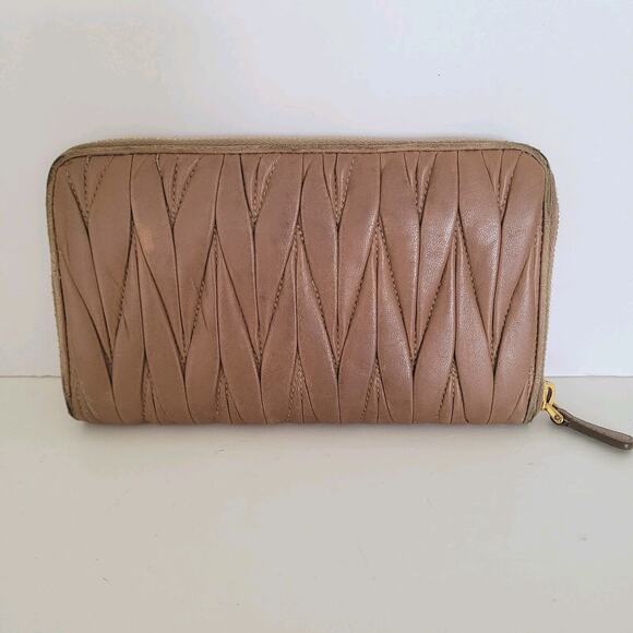 Miu Miu Wallet Matelasse Beige Large Accordion Card Holder Logo Leather Zip - Picture 2 of 10